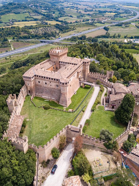 Castello di Gradara Viste della rocca Shutterstock.com 